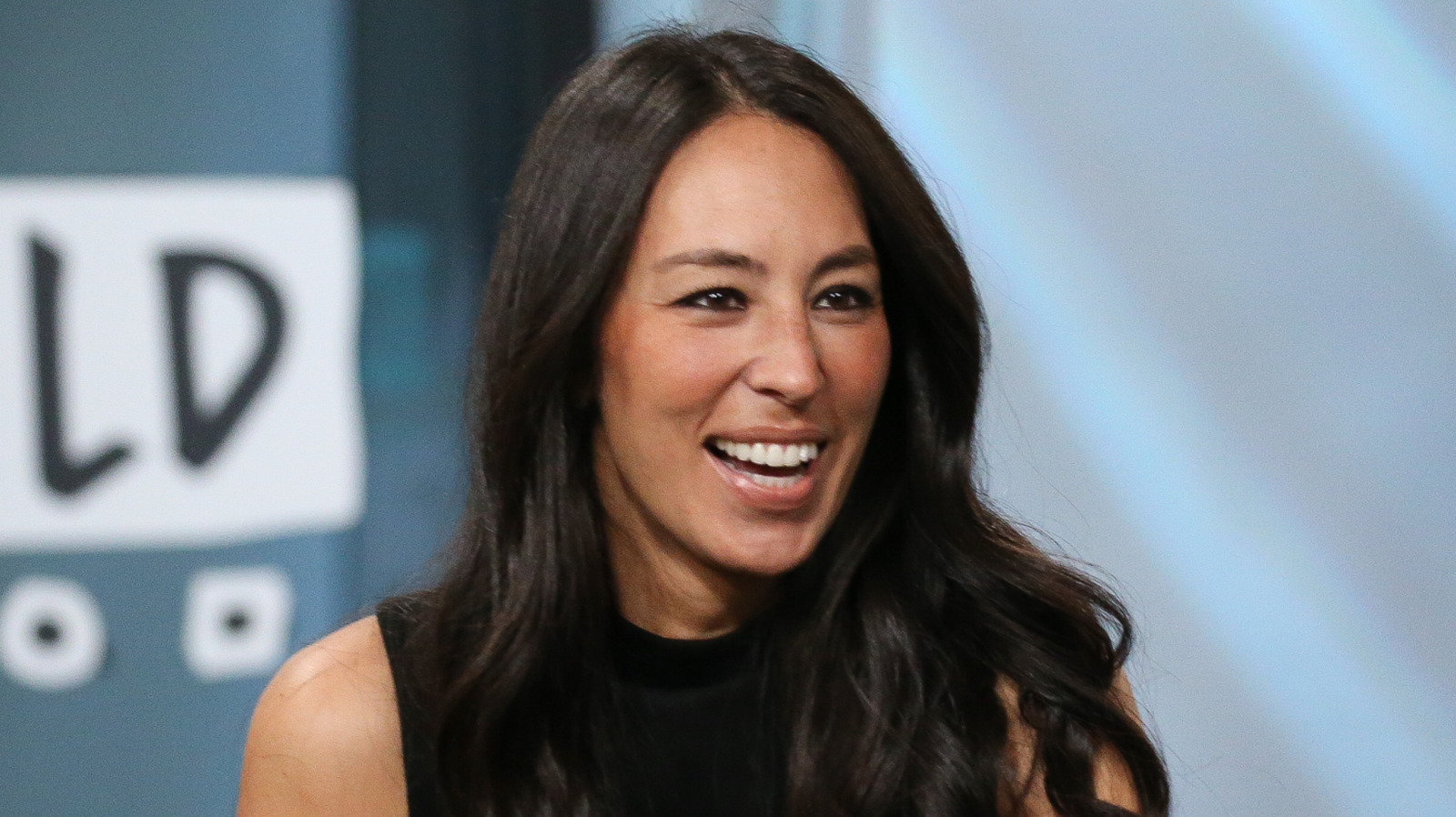 <a href="https://www.foodrepublic.com/1938129/joanna-gaines-kitchen-wallpaper-hack/" target="_blank">Joanna Gaines’ Wallpaper Hack That Makes Small Kitchens Feel Bigger</a>