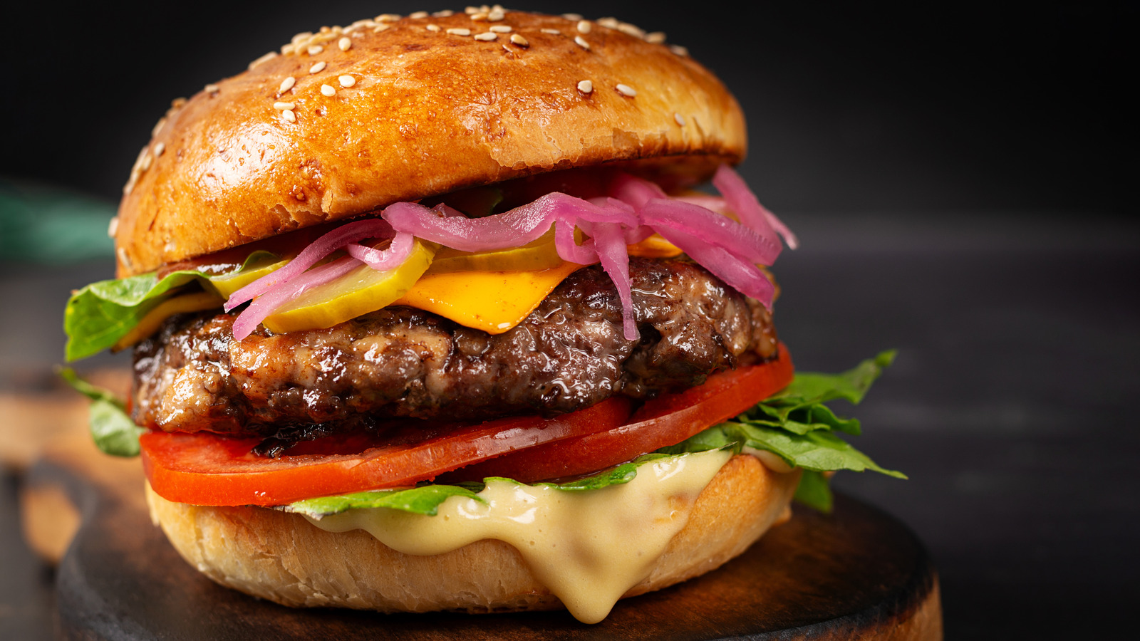 <a href="https://www.foodrepublic.com/1870713/two-ingredients-juicy-flavorful-burger/" target="_blank">Juicy, Flavorful Burgers Start With These 2 Pantry Staples</a>