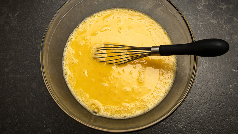 Bowl for scrambling raw eggs