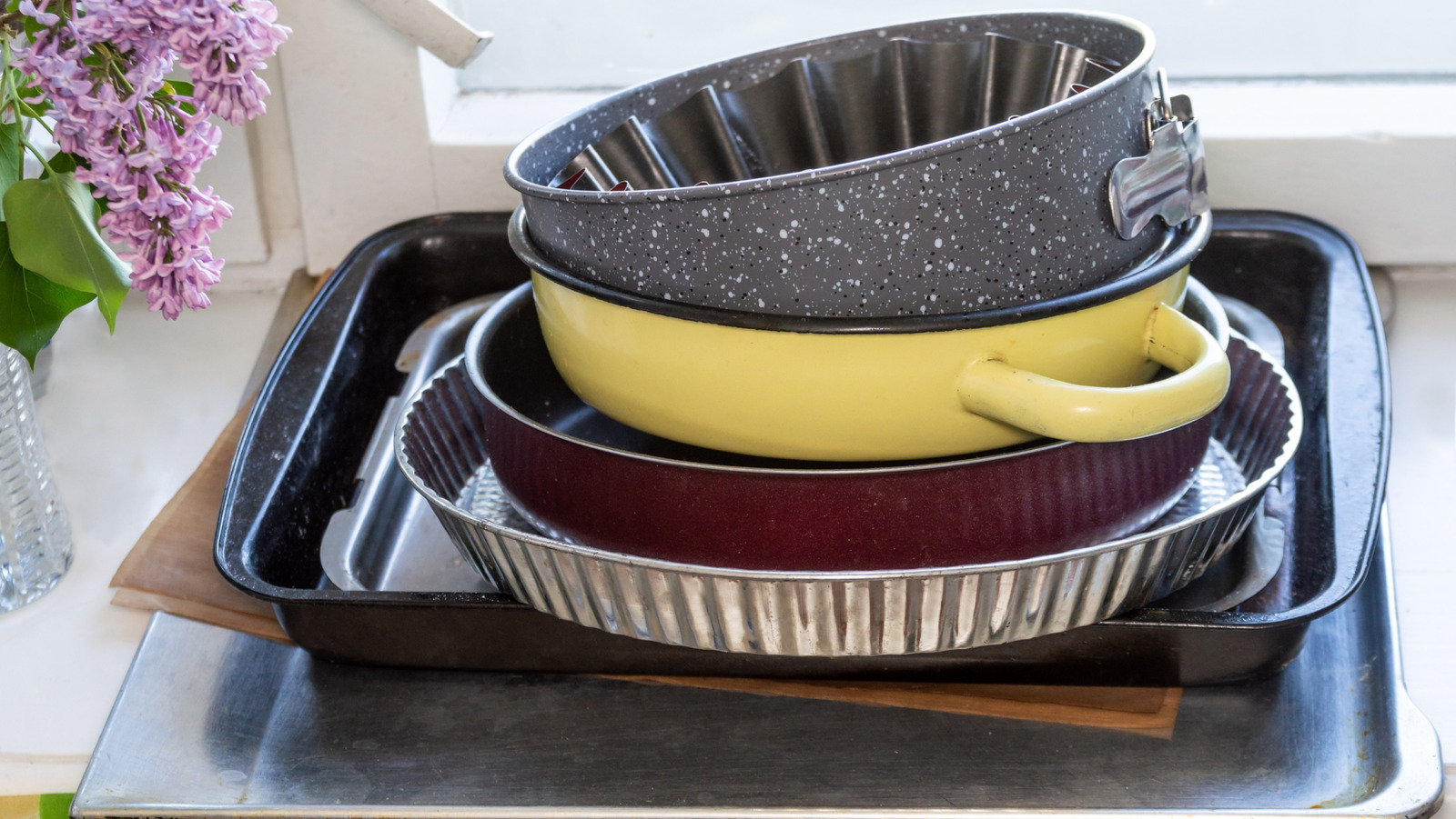 <a href="https://www.foodrepublic.com/1909596/how-to-clean-baking-pans/" target="_blank">Keep Baking Pans Sparkling Clean With 2 Pantry Essentials</a>