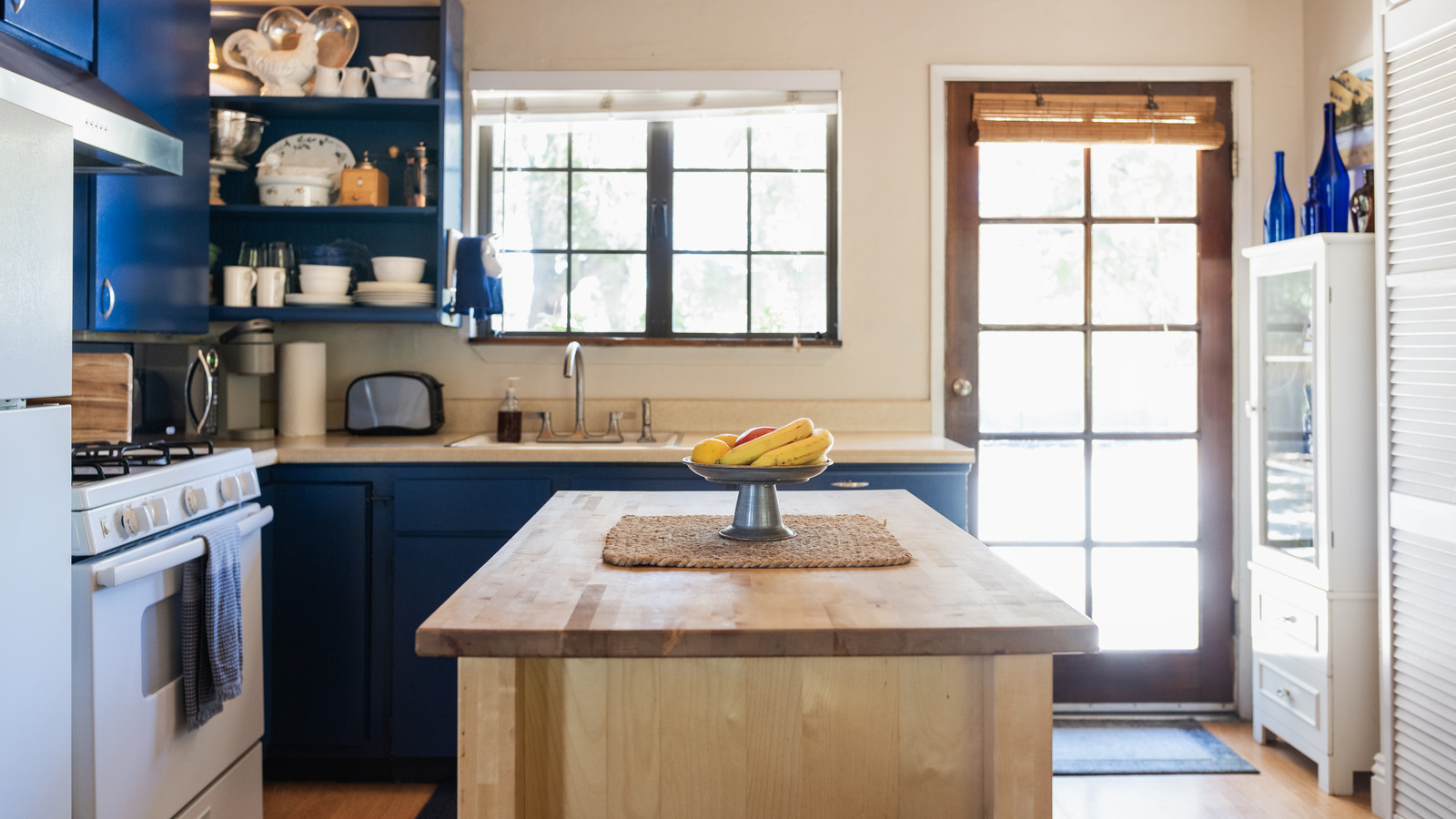 <a href="https://www.foodrepublic.com/1907982/kitchen-island-vs-peninsula-compared/" target="_blank">Kitchen Island Vs Peninsula: Which One Is Right For Your Space?</a>