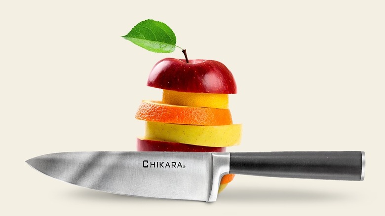 Knife Aid knife in front of slices of fruit