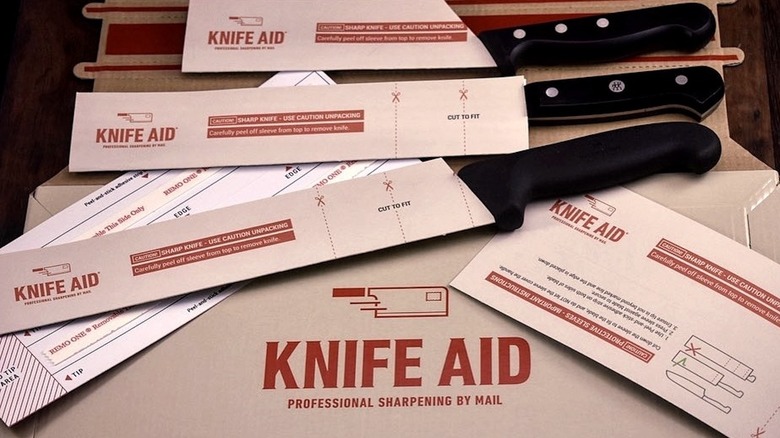 Knife Aid delivery with three knives and cardboard