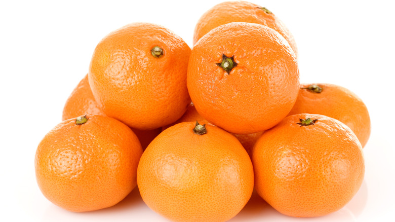 many fresh tangerines