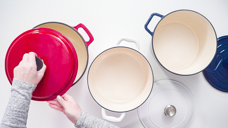 Several different Dutch ovens.