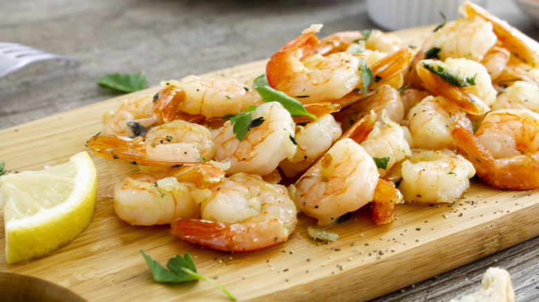 Pan-fried shrimp with tails with lemon and parsley