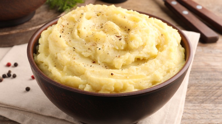 Bowl of mashed potatoes