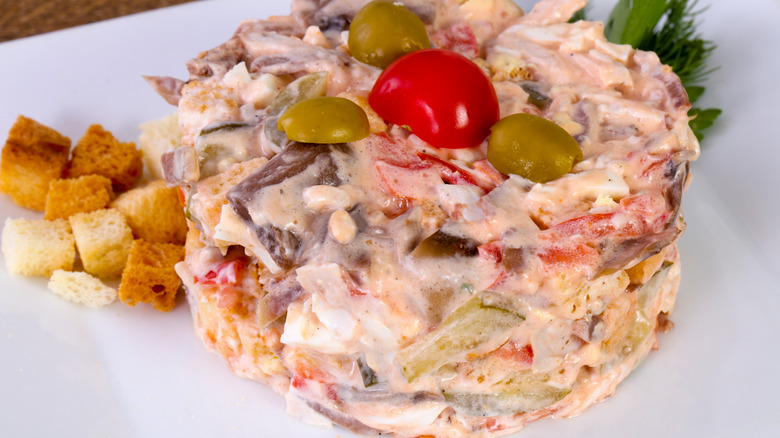 Roast beef salad served with garnishes