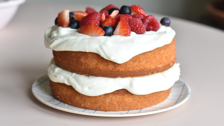 vanilla cake with berries