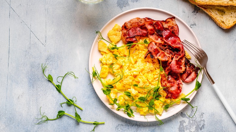 scrambled eggs with bacon