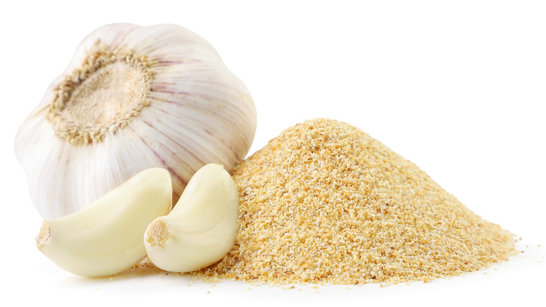 fresh garlic and garlic powder