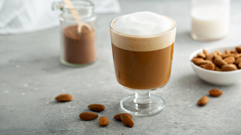 Caffelatte and almonds