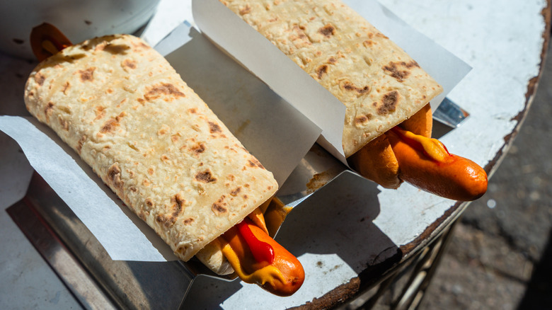 Two Norwegian pølse i lompe.