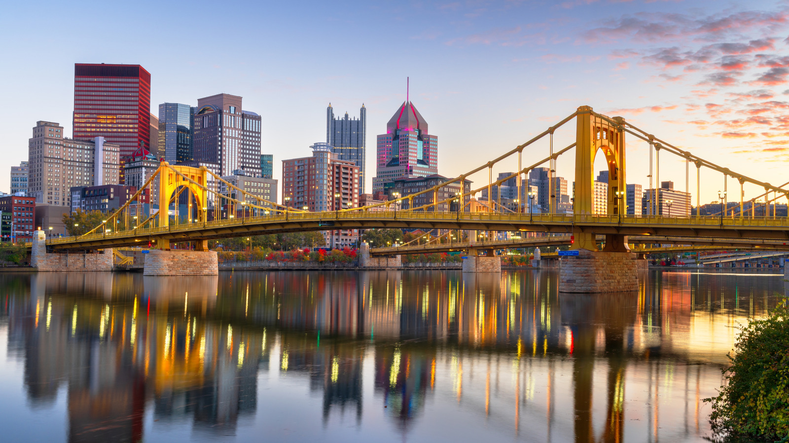 <a href="https://www.foodrepublic.com/2213272/burger-pittsburgh-style-upgrade/" target="_blank">Making Your Burger Pittsburgh-Style Couldn’t Be Easier</a>