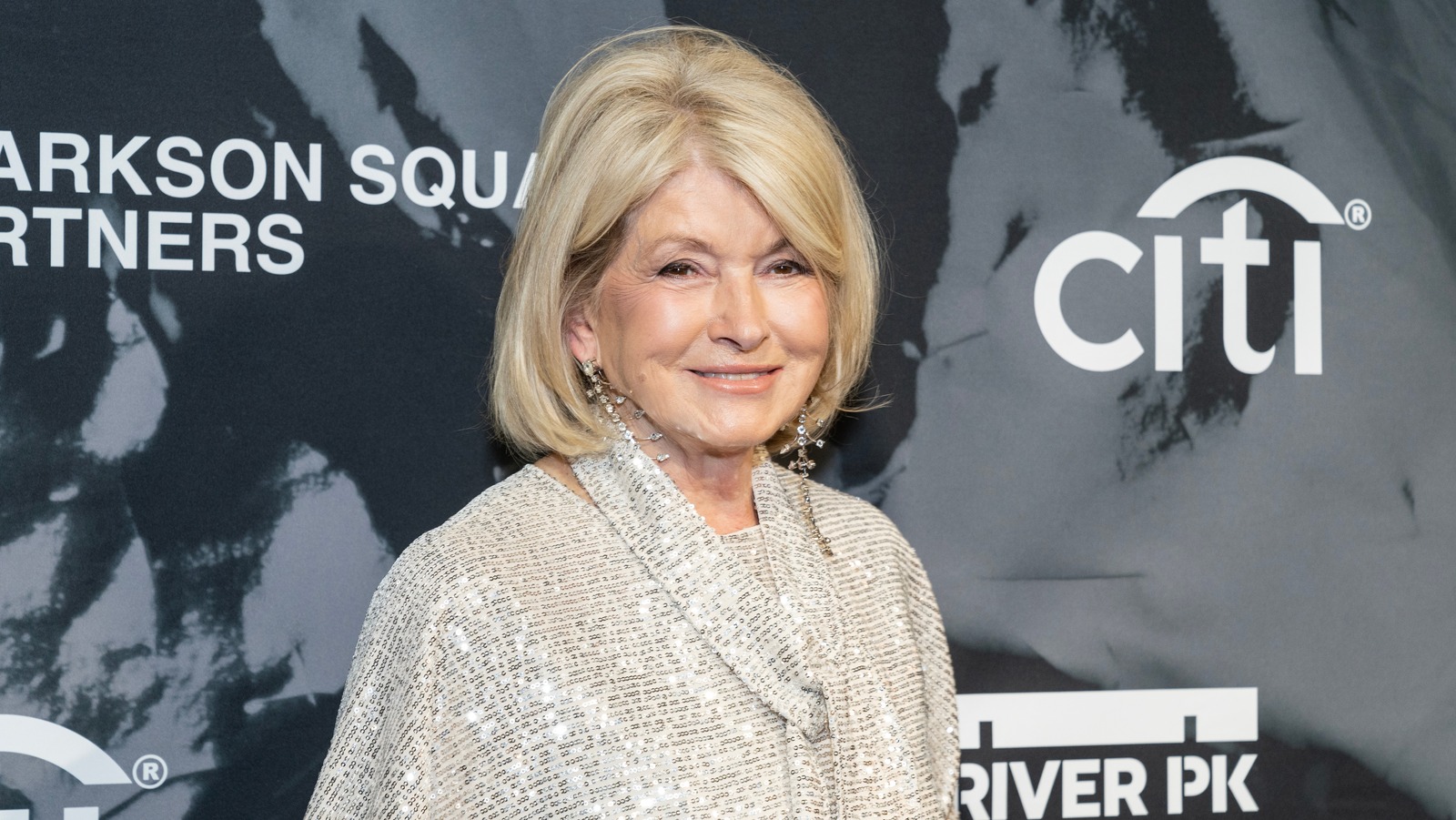 <a href="https://www.foodrepublic.com/1930358/martha-stewart-avoids-ketchup-chicago-hot-dog/" target="_blank">Martha Stewart Follows This Strict Chicago Hot Dog Rule</a>