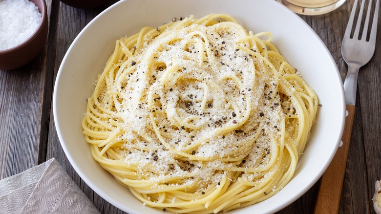 A bowl of cacio e pepe