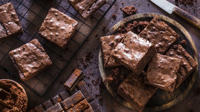 Brownies on a wire tray and on a plate 