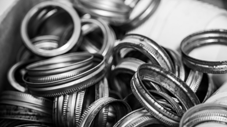 Metal mason jar lids