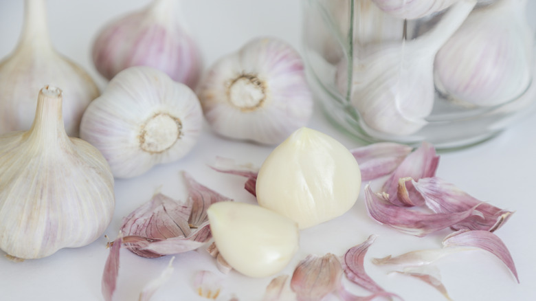Peeled and whole garlic cloves 