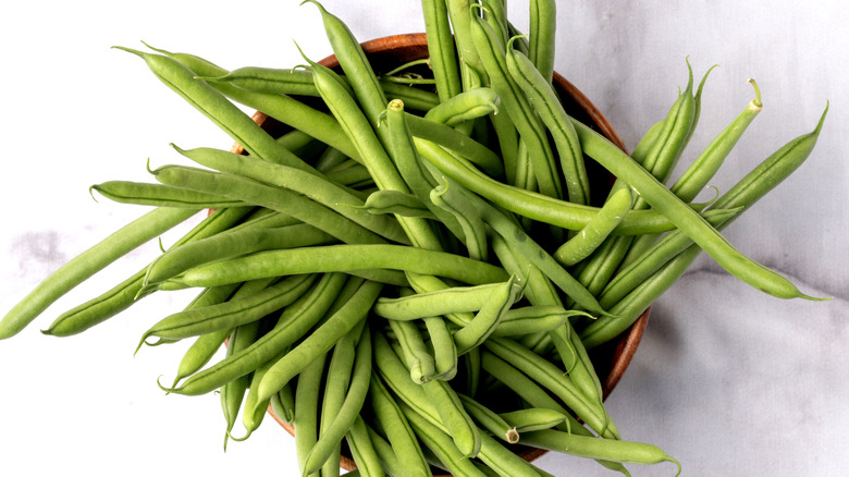A heap of green beans in a bowl