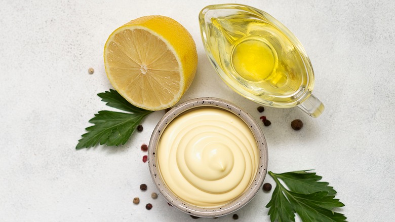 Mayonase with lemon, oil, and parsley
