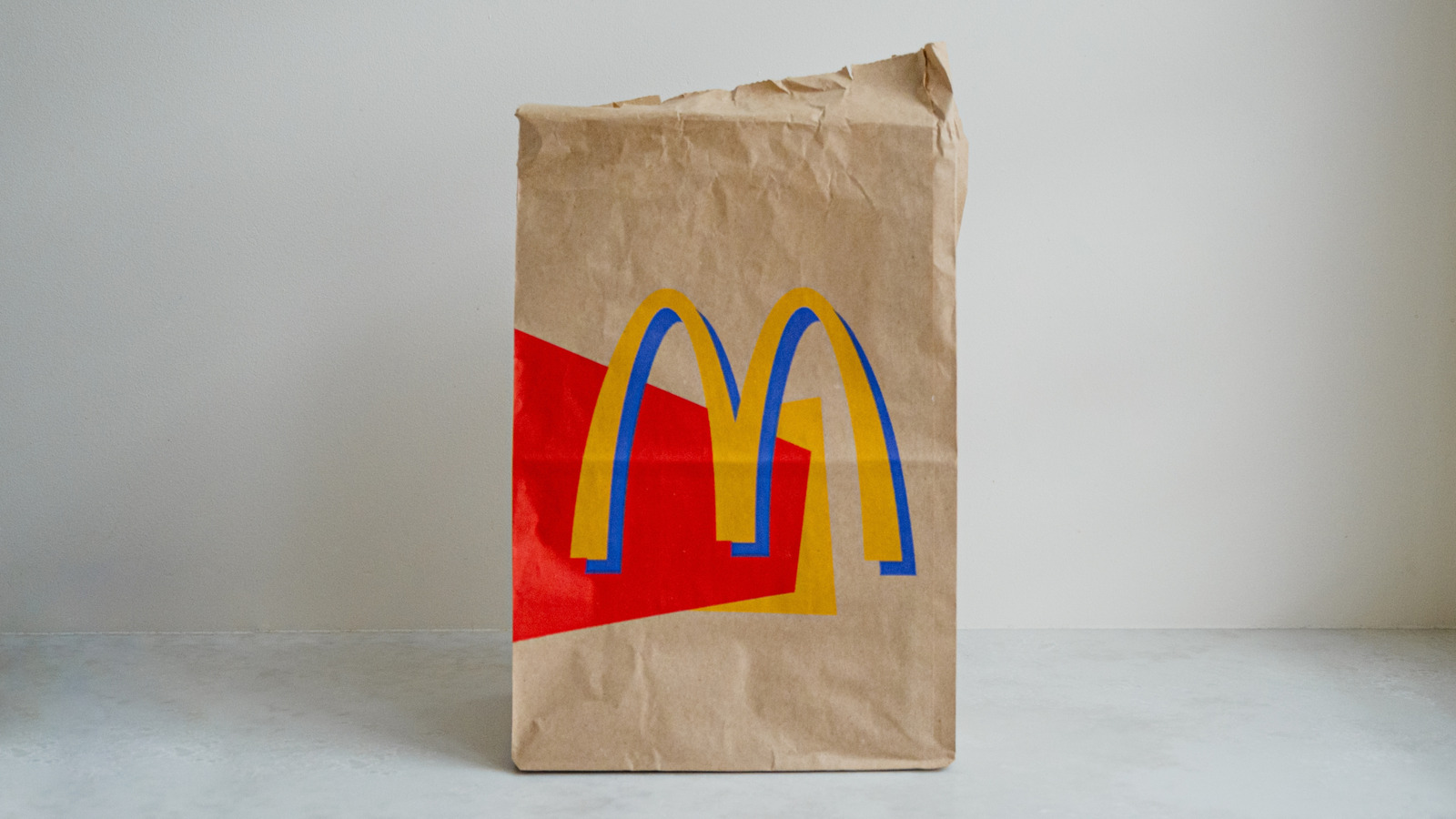 <a href="https://www.foodrepublic.com/2085966/mcdonalds-1980s-menu-item-mcdlt/" target="_blank">McDonald’s In The 1980s: Reddit Still Misses This DIY Burger</a>