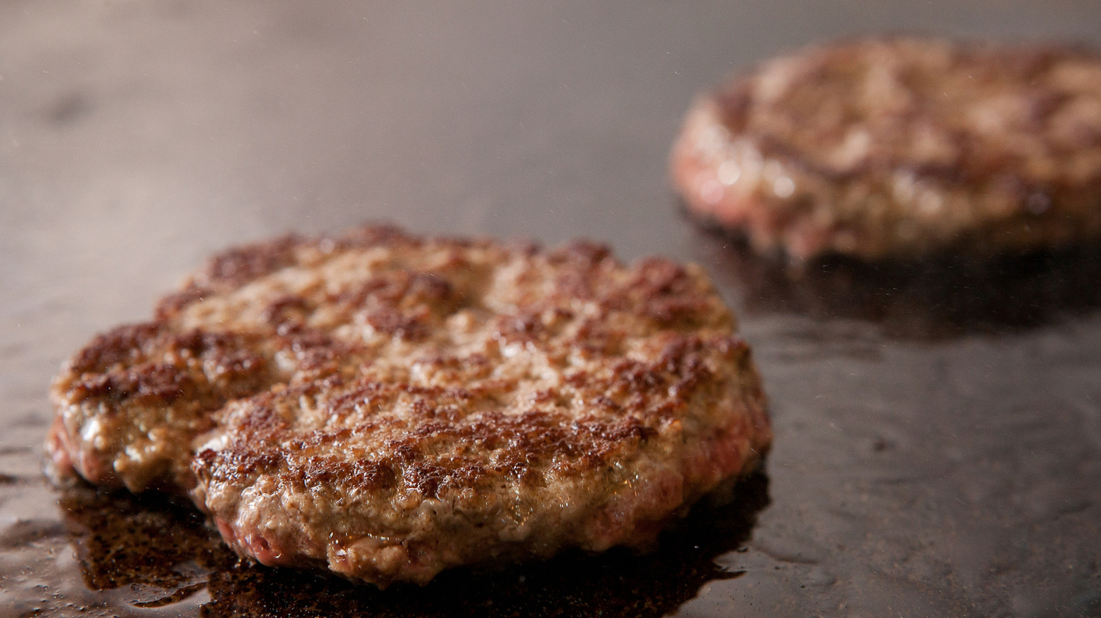 <a href="https://www.foodrepublic.com/2247238/mcdonalds-vs-burger-king-beef-difference/" target="_blank">The Difference Between McDonald’s And Burger King’s Beef</a>