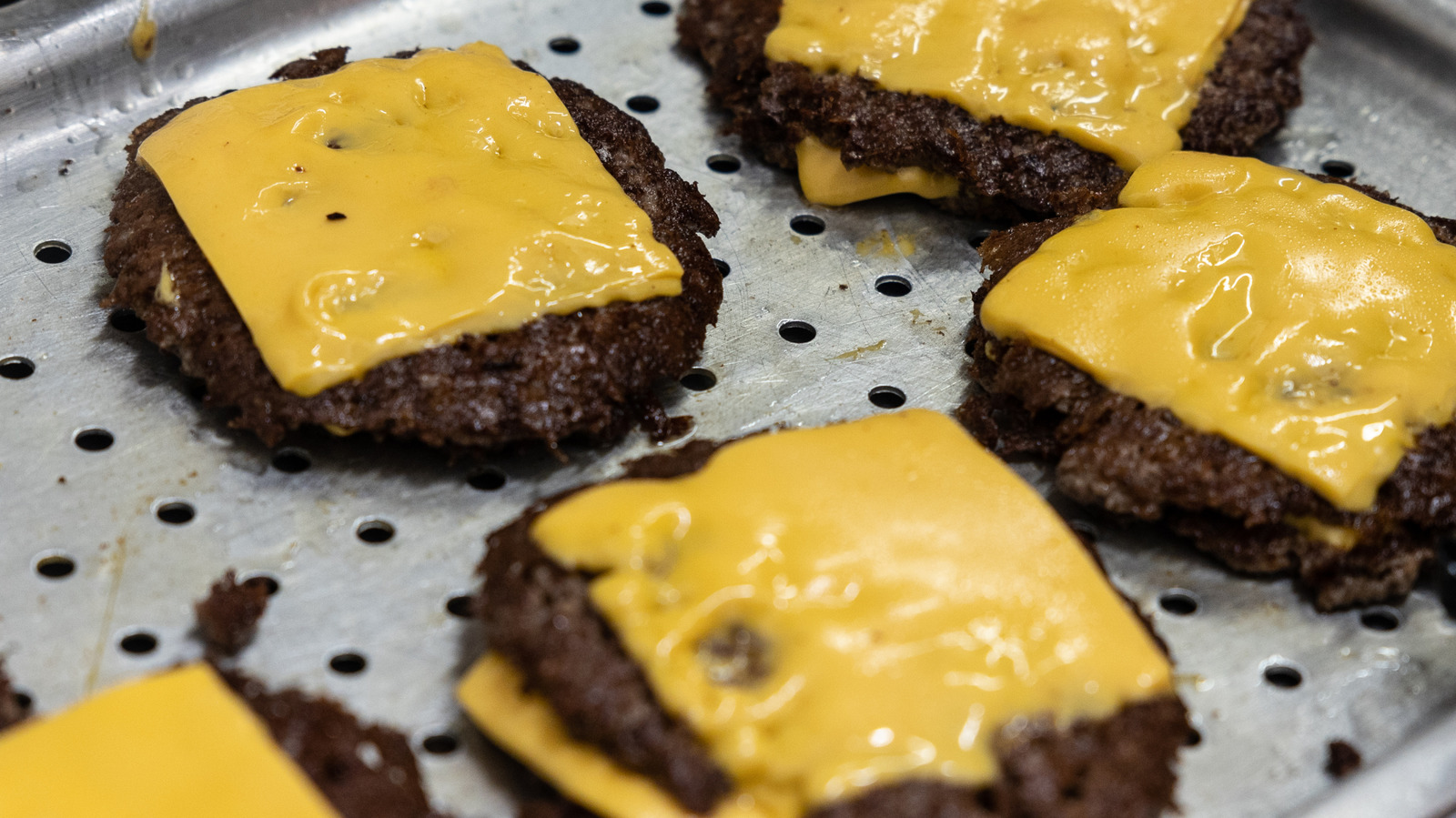 <a href="https://www.foodrepublic.com/2247819/mcdonalds-vs-burger-king-fast-food-chain-healthier-cheeseburger/" target="_blank">McDonald’s Vs Burger King: The Fast Food Chain With A Healthier Classic Cheeseburger</a>