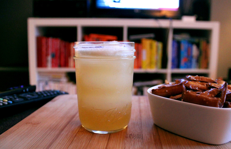 Meet The Modern Whiskey Sour: Gold Rush Cocktail Recipe