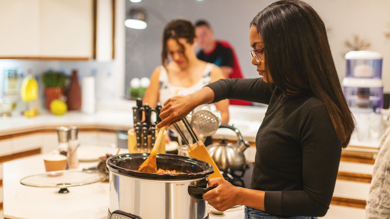 Person cooking with slow cooker 