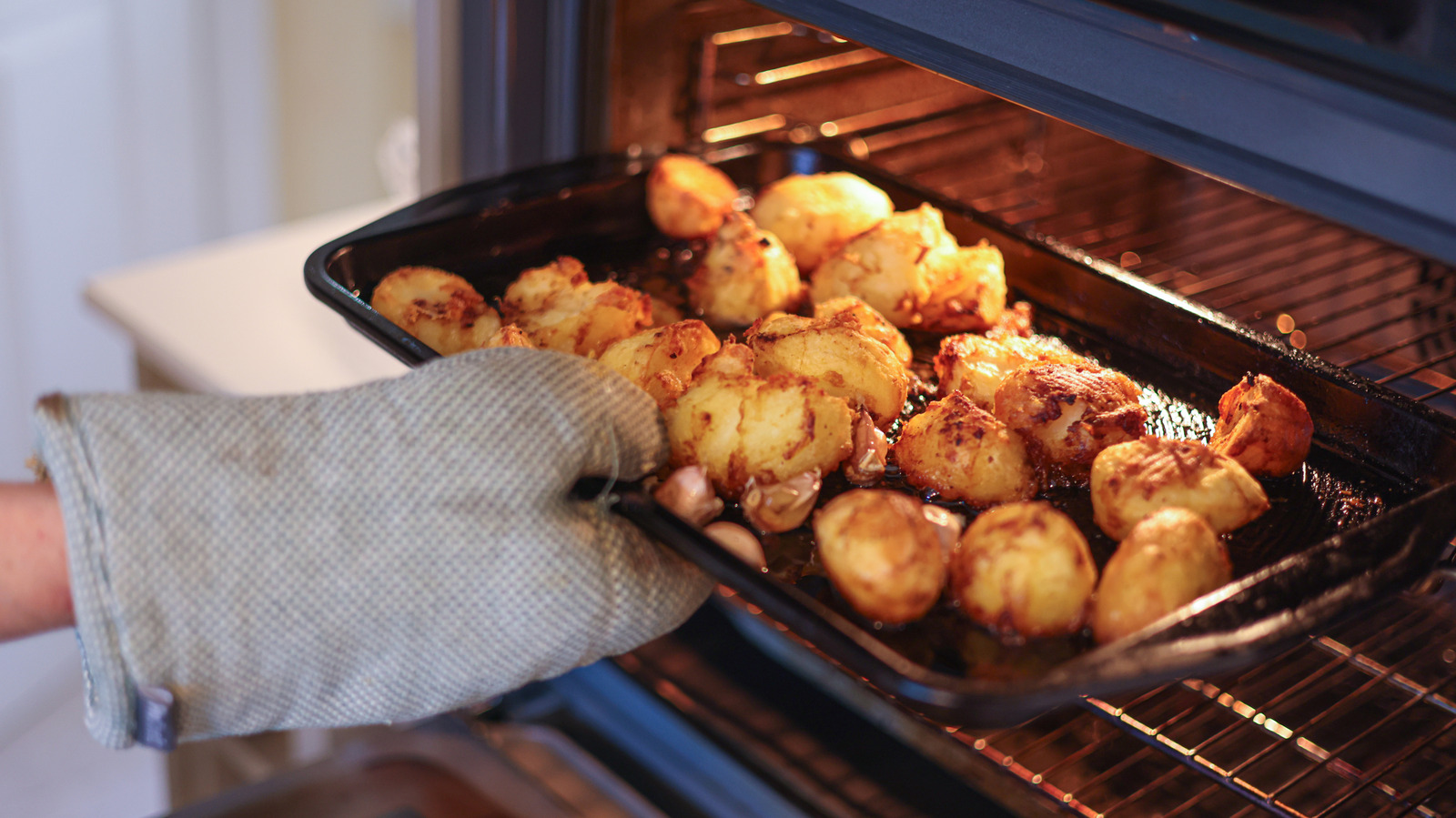 <a href="https://www.foodrepublic.com/2169721/mistakes-everyone-makes-roasting-potatoes/" target="_blank">11 Mistakes Everyone Makes With Roasting Potatoes</a>
