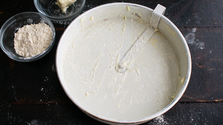 floured cake tin