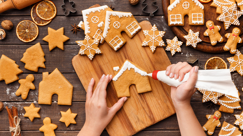 Icing gingerbread house pieces
