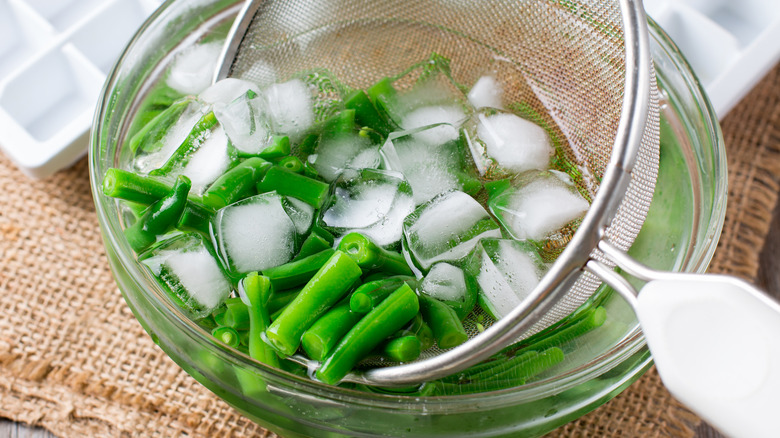 green beans in ice bath