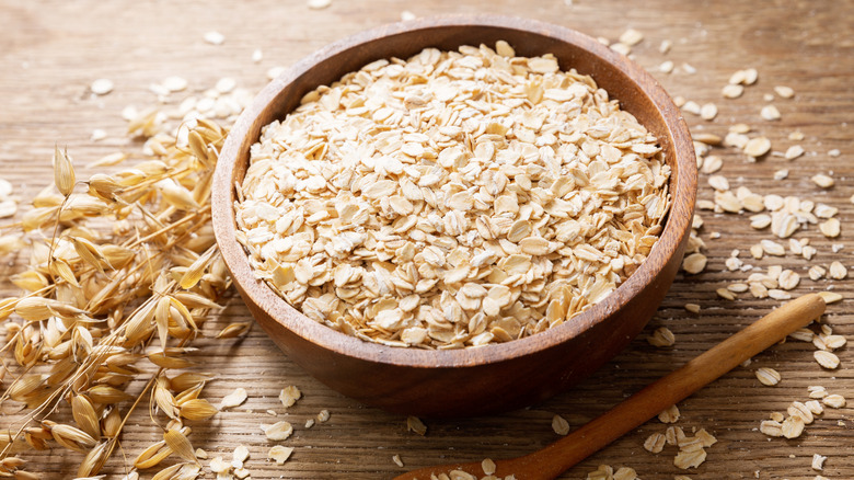 raw oats in bowl