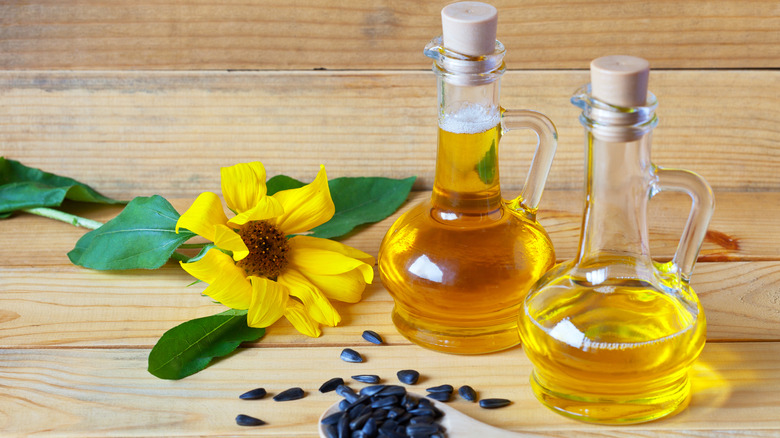 Refined and unrefined sunflower oil
