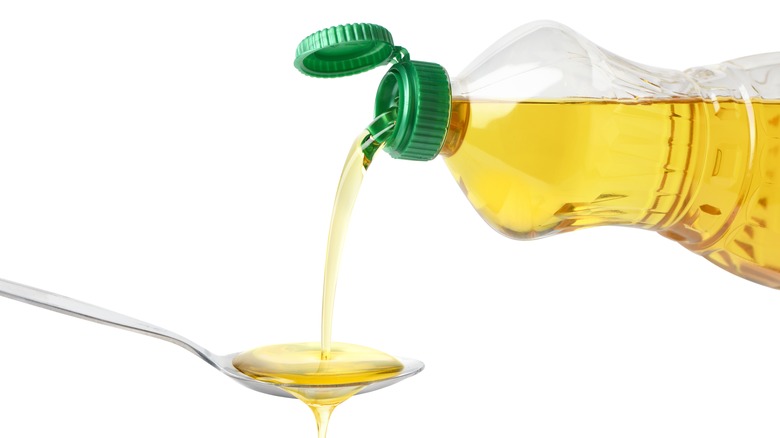 Pouring vegetable oil onto sppon