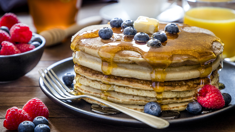 pancakes on a plate