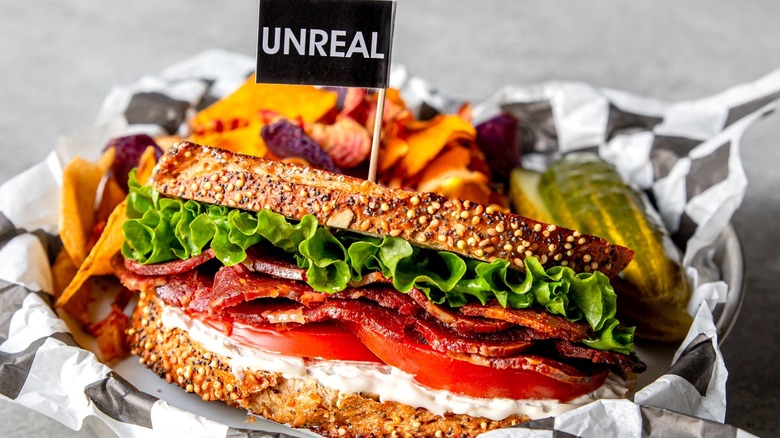A sandwich in a plate with "unreal" flag