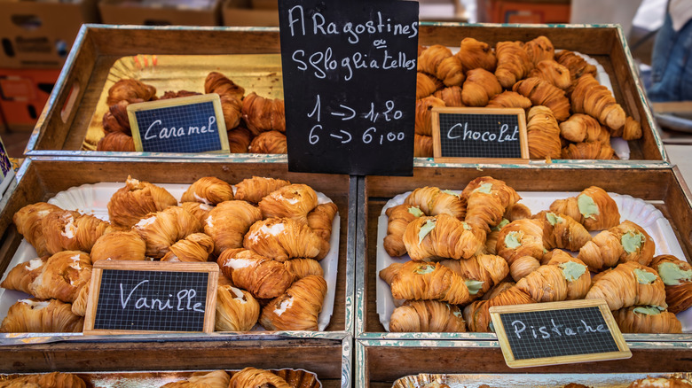 Trays of sfogliatelle for sale