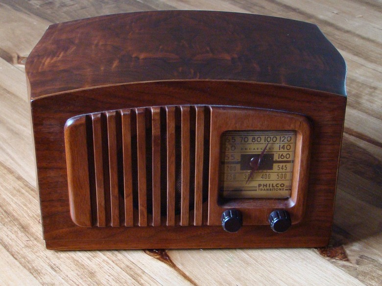 1200px-Philco_radio_model_PT44_front