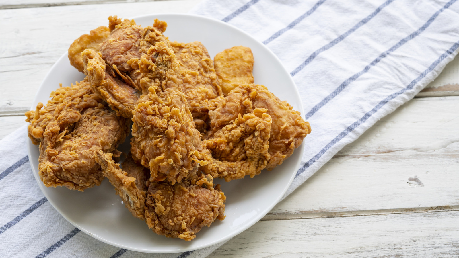 <a href="https://www.foodrepublic.com/1885291/saltine-crackers-fried-chicken/" target="_blank">No Breadcrumbs, No Problem: Coat Fried Chicken In This Salty Snack</a>