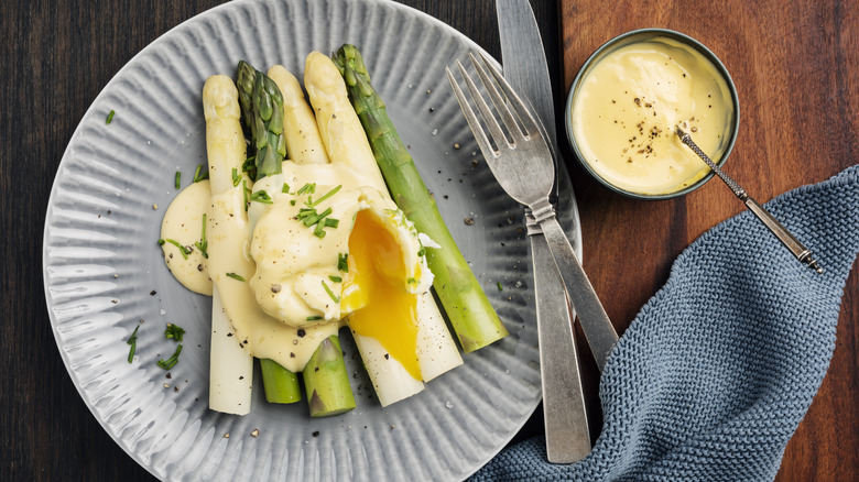 Hollandaise sauce over poached eggs and asparagus