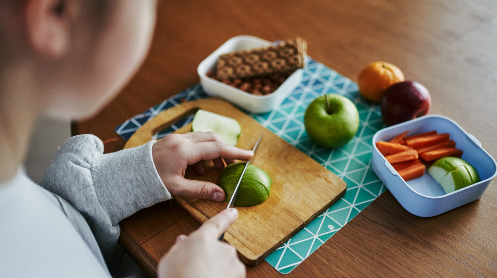 <a href="https://www.foodrepublic.com/1943135/kitchen-sponge-hack-lunch-chill/" target="_blank">No Ice Pack? Keep Your Lunch Chill With This Kitchen Essential</a>