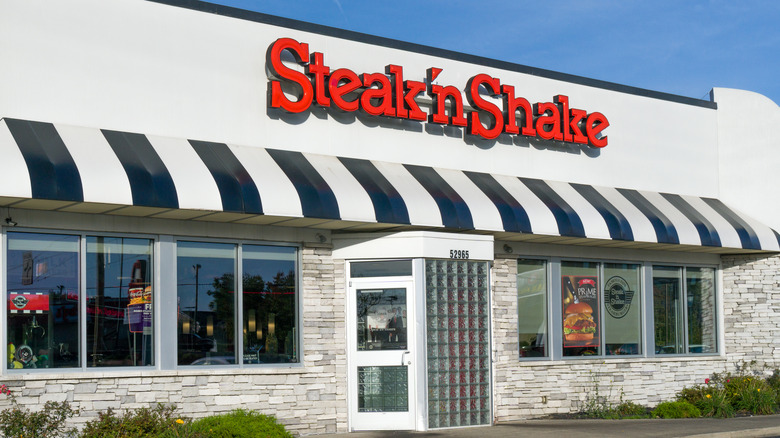 Red-lettered Steak 'n Shake logo on a restaurants white exterior