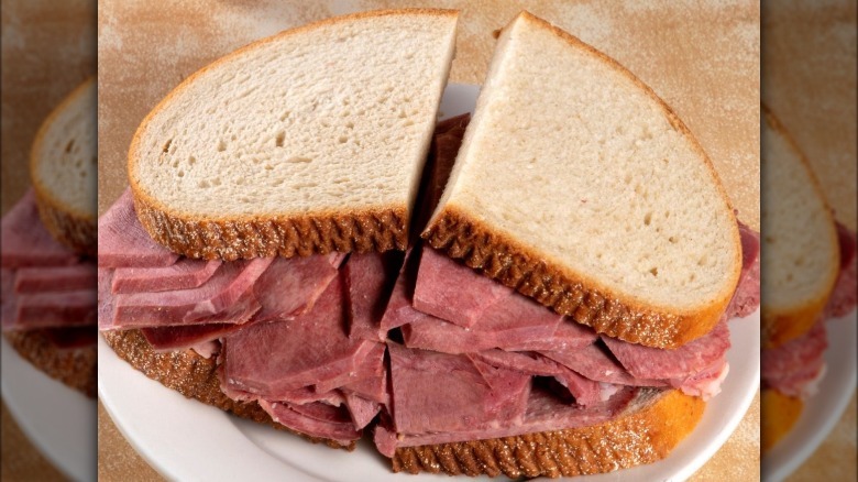 Sandwich with beef tongue