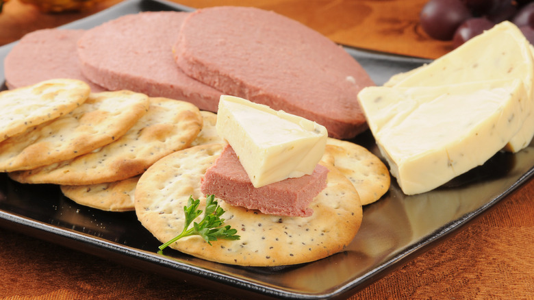 Braunschweiger with cheese and crackers