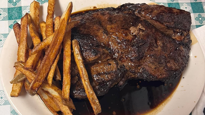 steak at Doe's Eat House