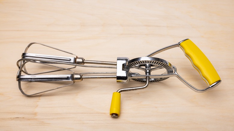 Crank egg beater