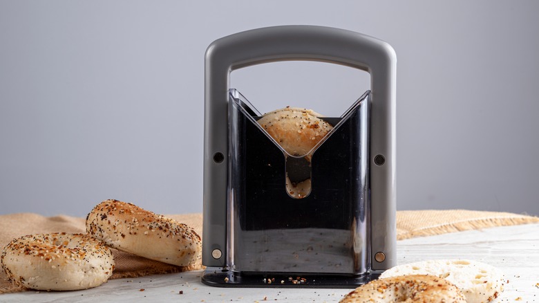 Guillotine bagel slicer